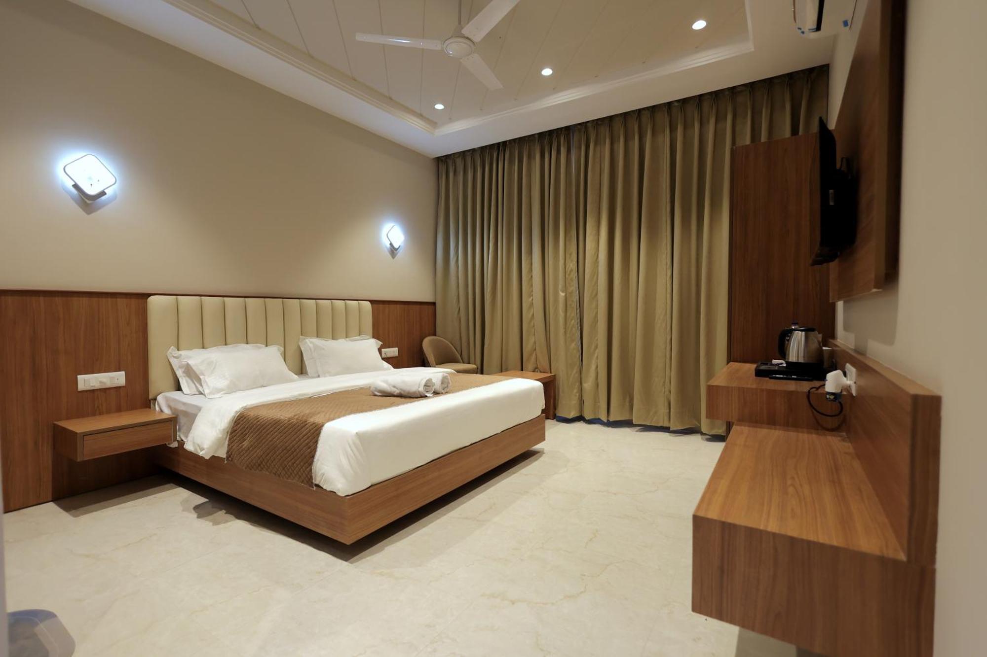 Hotel Regal Palm Murádábád Exteriér fotografie