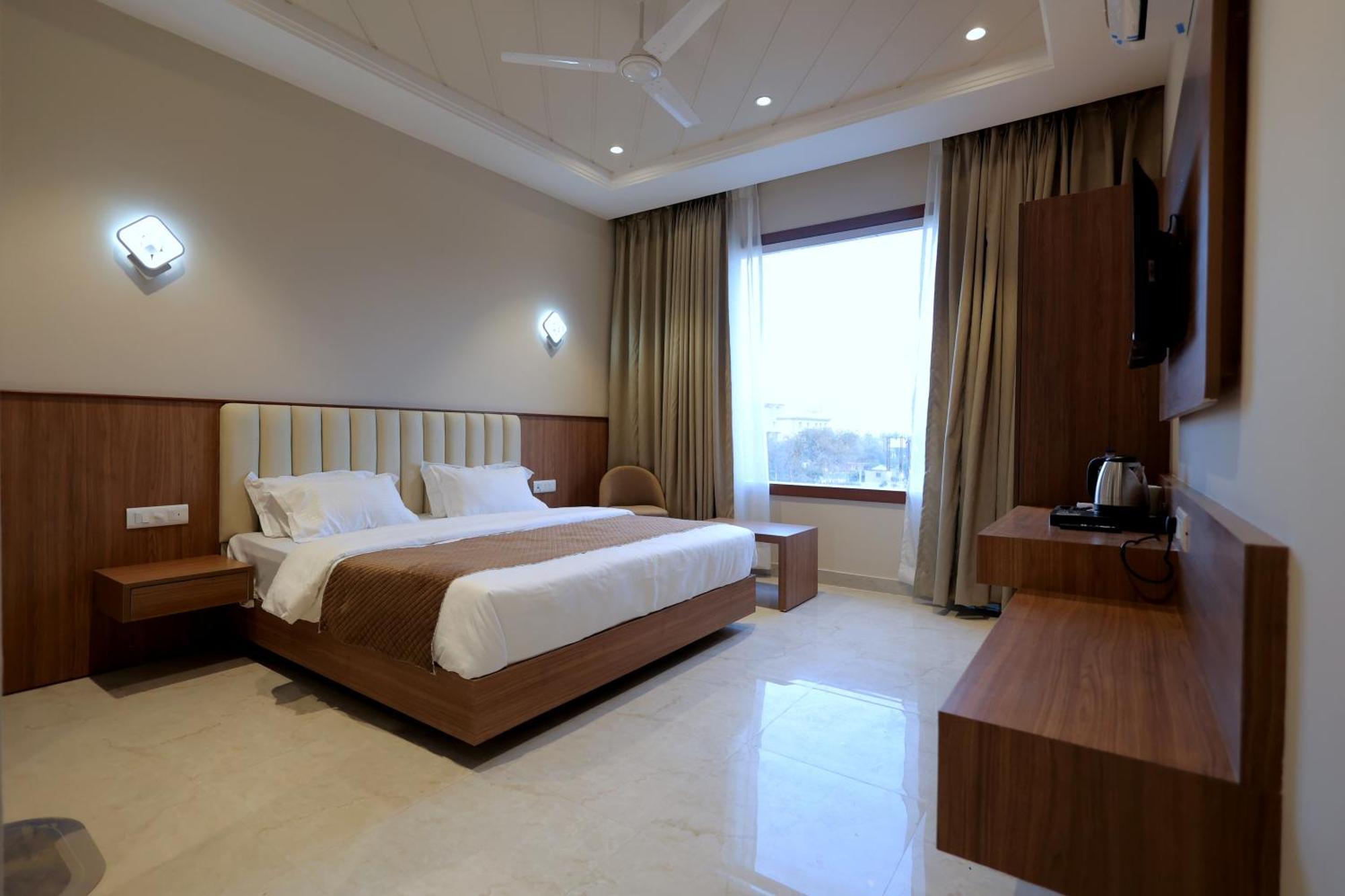 Hotel Regal Palm Murádábád Exteriér fotografie